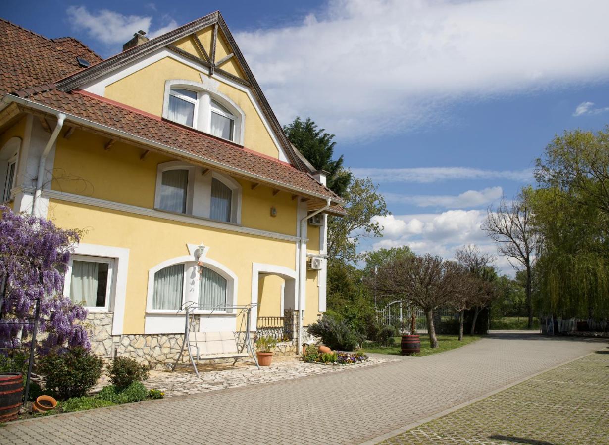 Jade Panzio Bed & Breakfast Balatonföldvár Dış mekan fotoğraf