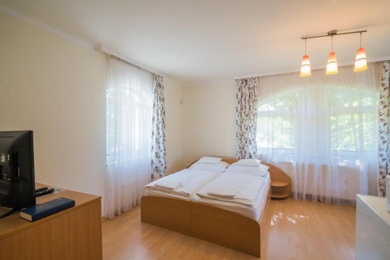 Jade Panzio Bed & Breakfast Balatonföldvár Dış mekan fotoğraf