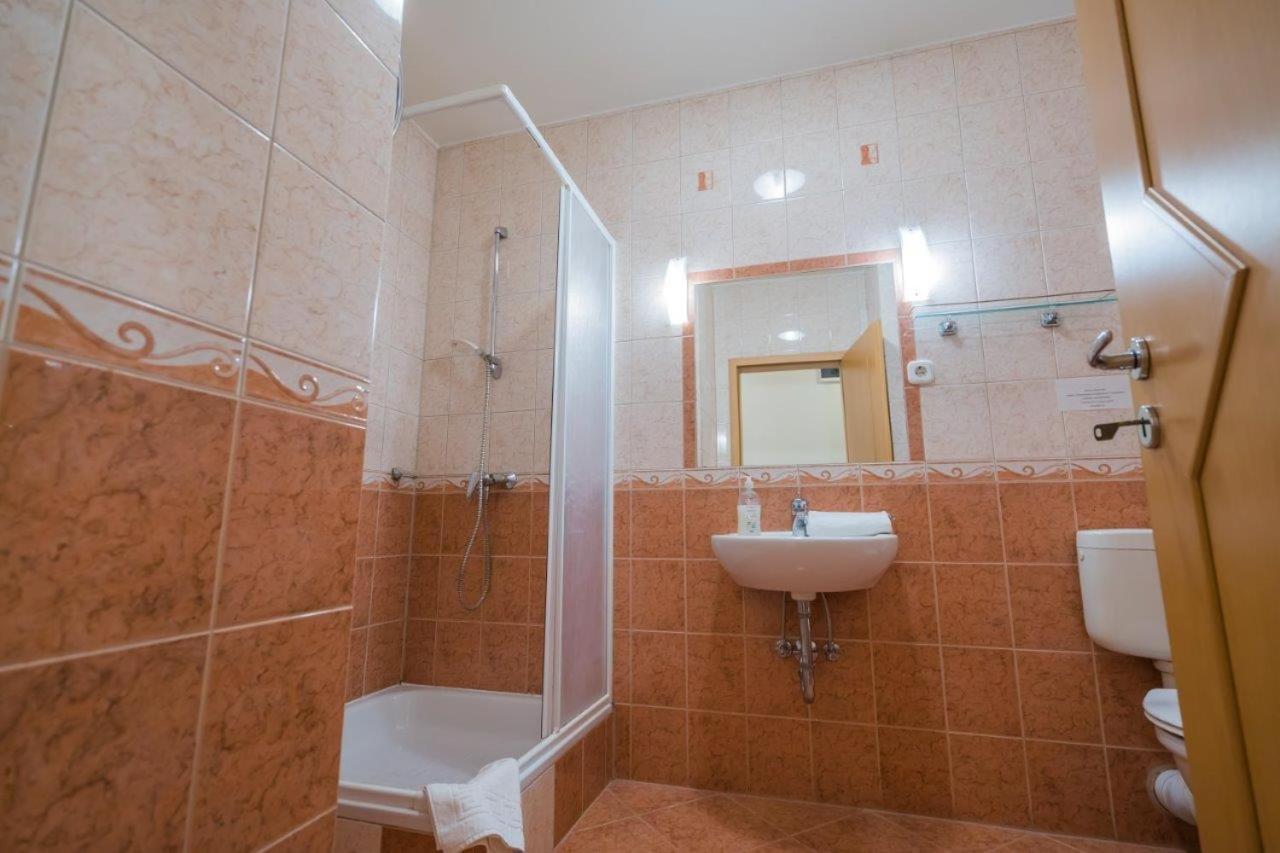 Jade Panzio Bed & Breakfast Balatonföldvár Dış mekan fotoğraf