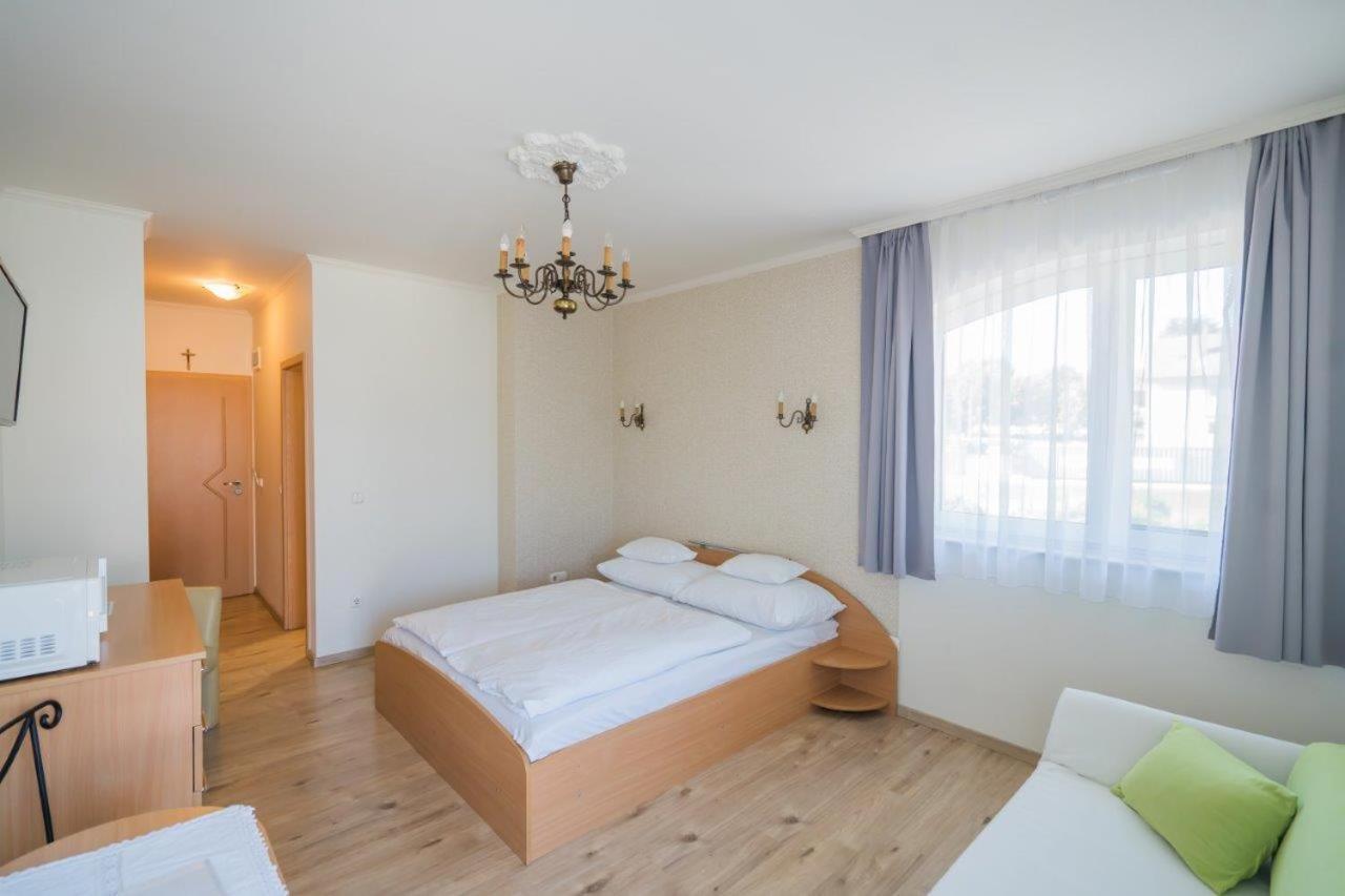 Jade Panzio Bed & Breakfast Balatonföldvár Dış mekan fotoğraf